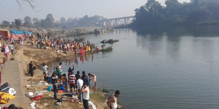 Seraikela Kharsawan News : श्रद्धालुओं ने लगायी आस्था की डुबकी
