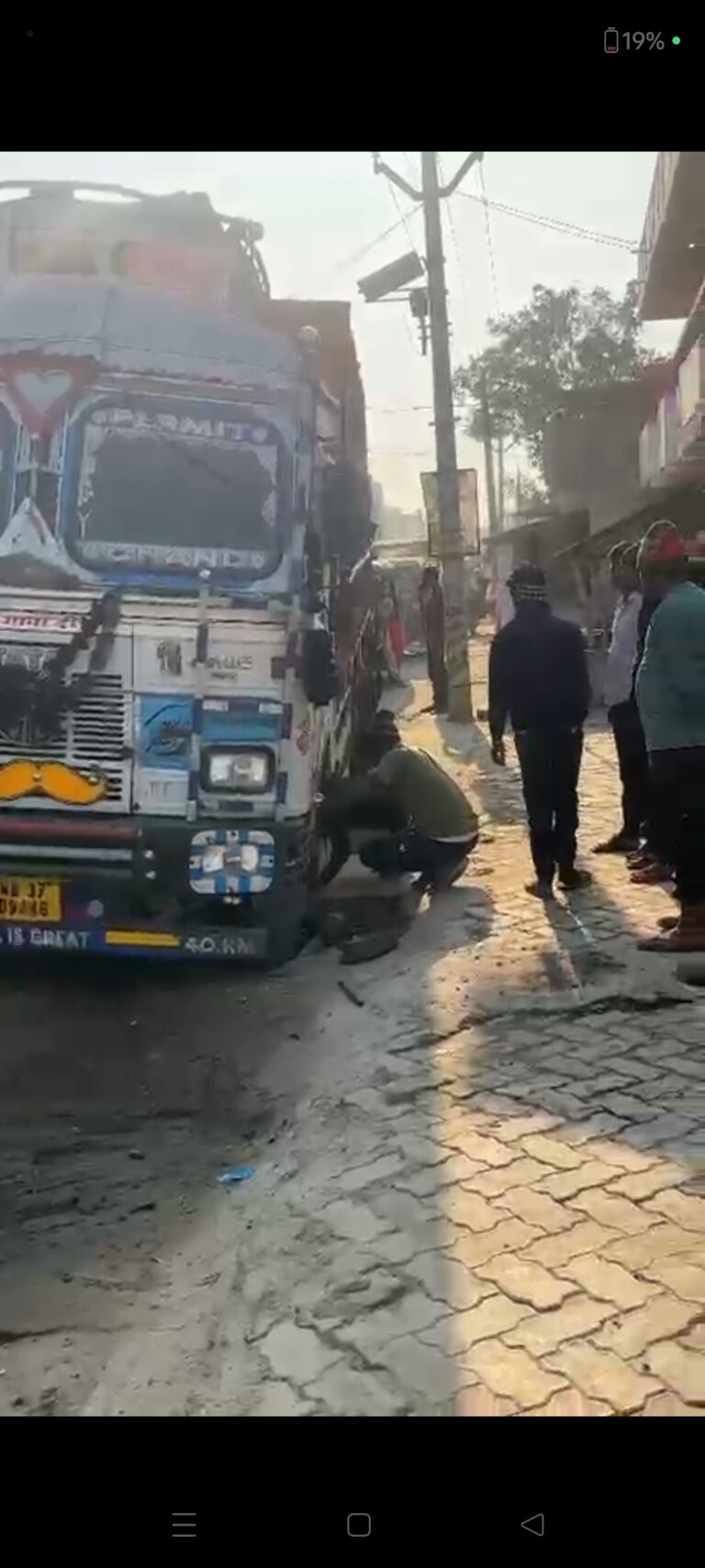 नाले में लोडेड ट्रैक फंस, सड़क  जाम