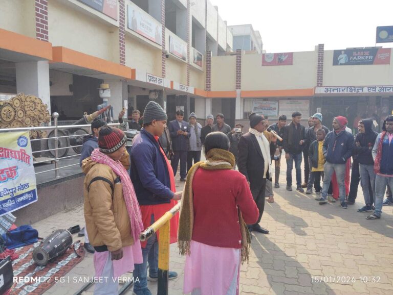 रेलवे फाटक पर चलती गाड़ी के पास नहीं ले सेल्फी