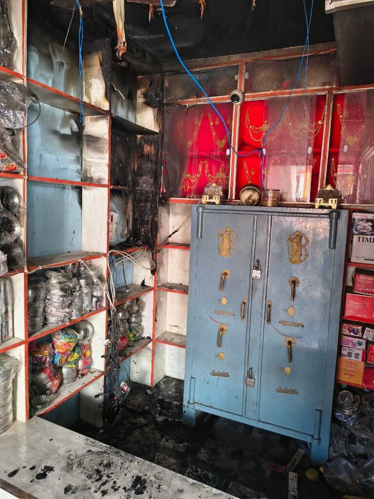 अगलगी में दुकान में रखे चार लाख की संपत्ति जलकर राख