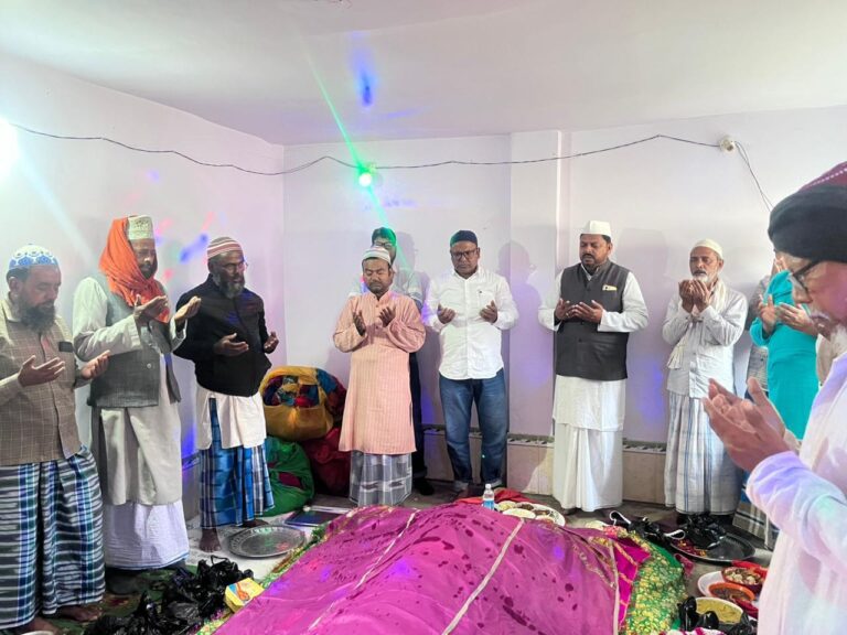 अयुब शाह बाबा का उर्स के मौके पर की चादर पोसी