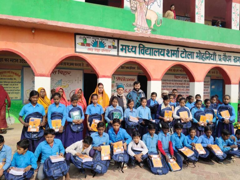 छात्र -छात्राओं के बीच पठन पाठन सामग्री बरामद