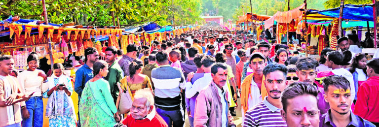 Seraikela Kharsawan News : 30 हजार श्रद्धालुओं ने पहाड़ी पर चढ़कर माथा टेका