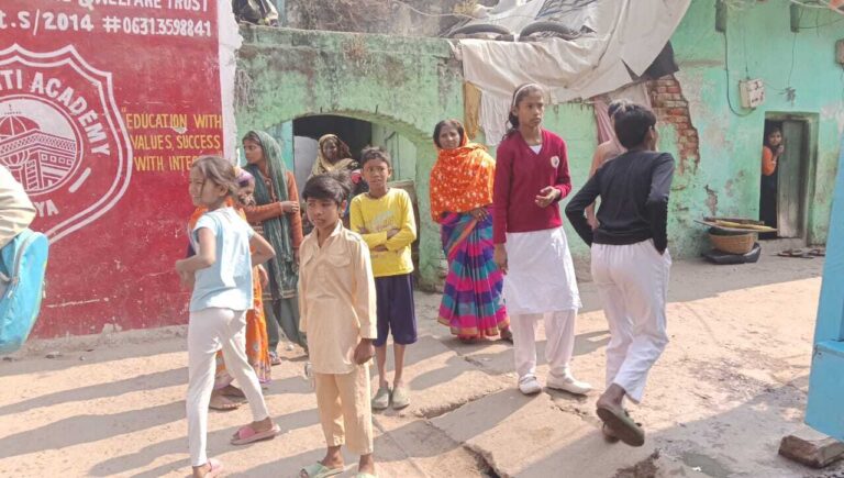 नाली निर्माण का काम रोका, भड़के लोग