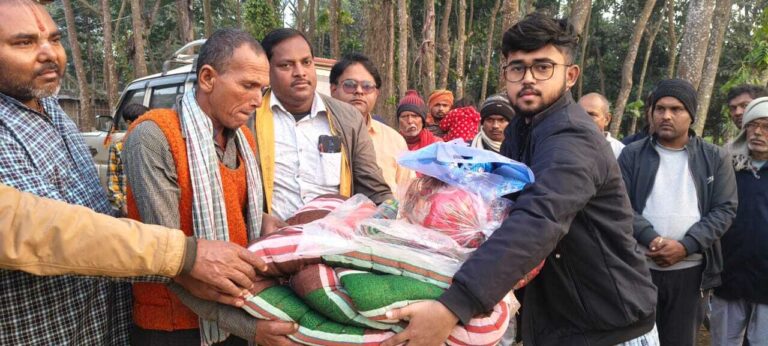 युवा संघ सिमराही ने अग्नि पीड़ितों के बीच राहत सामग्री का किया वितरण