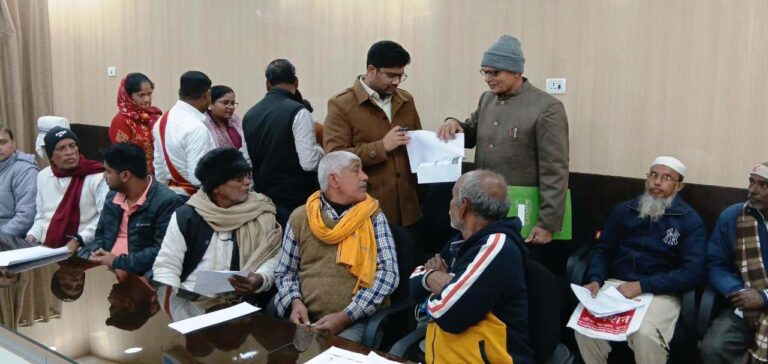 जनता दरबार में धरहरा, खड़गपुर व तारापुर सीओ के खिलाफ शिकायत लेकर पहुंचे फरीयादी
