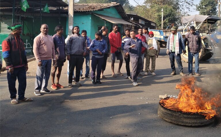 Seraikela Kharsawan News : न्याय के लिए सड़क पर उतरा आदिवासी समाज, कुचाई में झारखंड बंद का व्यापक असरखरसावां. खूंटी के पड़हा राजा सोमा मुंडा हत्याकांड के विरोध में बुलाये गये झारखंड बंद का कुचाई में व्यापक असर दिखा. शनिवार को सुबह सात बजे आदिवासी एकता मंच के सदस्य सड़क पर उतर गये. कुचाई चौक में टायर जलाकर व बांस का बल्ला लगा कर सड़क जाम कर दिया. साथ ही सभी दुकानों को भी बंद करा दिया. दोपहर एक बजे तक बाजार बंद रहा. क्षेत्र के पर्व त्योहारों को देखते हुए दोपहर एक बजे बंद समर्थक सड़क से हटे. इसके बाद ही आवागमन सामान्य हुआ. बाजर में दुकानें खुलीं. हालांकि, बंद के दौरान स्कूल, अस्पताल, दवा दुकान समेत अन्य आवश्यक सेवाओं को इससे मुक्त रखा गया था.बंद समर्थकों ने की जमकर नारेबाजी: सोमा मुंडा हत्याकांड के मुख्य साजिशकर्ताओं की गिरफ्तारी की मांग को लेकर आदिवासी संगठनों के सदस्यों ने जमकर नारेबाजी की. आदिवासी एकता मंच, कुचाई ने पड़हा राजा के मुख्य हत्यारों को गिरफ्तार करने के साथ साथ पीड़ित परिवार को मुआवजा और सुरक्षा देने की मांग की गयी. बंद कराने वालों में आदिवासी एकता मंच, कुचाई के अध्यक्ष मंगल सिंह मुंडा, जिला परिषद सदस्य जींगी हेंब्रम, मुखिया मंगल सिंह मुंजा, मान सिंह मुंडा, लखीराम मुंडा, बनवारी लाल सोय, रामचंद्र सोय, गोलाराम लोवादा शामिल थे.मुख्य साजिशकर्ता को अविलंब गिरफ्तार करे पुलिस : मंगल सिंह मुंडाआदिवासी एकता मंच, कुचाई के अध्यक्ष मंगल सिंह मुंडा ने कहा कि पड़हा राजा सोमा मुंडा की हत्या से आदिवासी समाज के सामाजिक व्यवस्था को गहरा आघात पहुंचा है. वे जल जंगल जमीन और आदिवासी समाज के लिए जीवन भर संघर्ष करने वाले शख्स थे. हत्याकांड के इतने दिनों बाद भी अभी तक हत्याकांड के मुख्य साजिशकर्ता पुलिस की गिरफ्त से बाहर है. उन्होंने शीघ्र घटना के मुख्य साजिशकर्ताओं को गिरफ्तार करने की मांग की है.