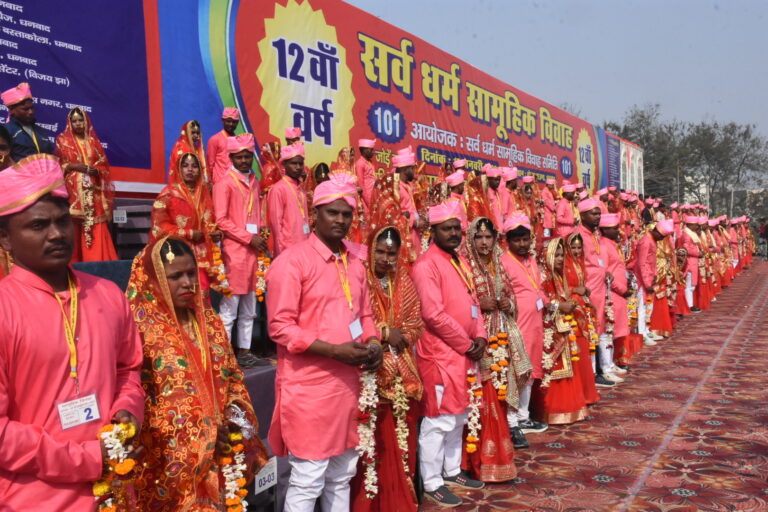 Dhanbad News: परिणय सूत्र में बंधे 73 जोड़े