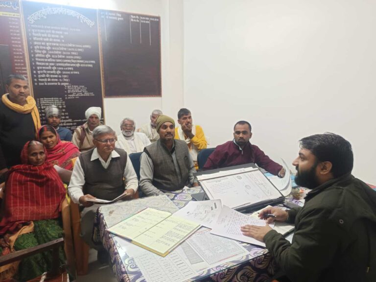 जनसुनवाई के पहले दिन अंचल कार्यालय पहुंचे फरियादी