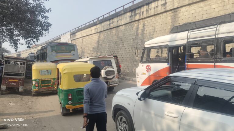 चांदनी चौक पर लगा जाम, लोग रहे परेशान