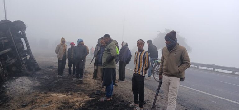 एनएच पर ट्रक में अचानक लगी आग, हुआ राख