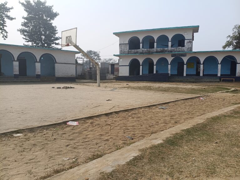 शिक्षक के साथ बच्चे भी रहते हैं विद्यालय से अनुपस्थित
