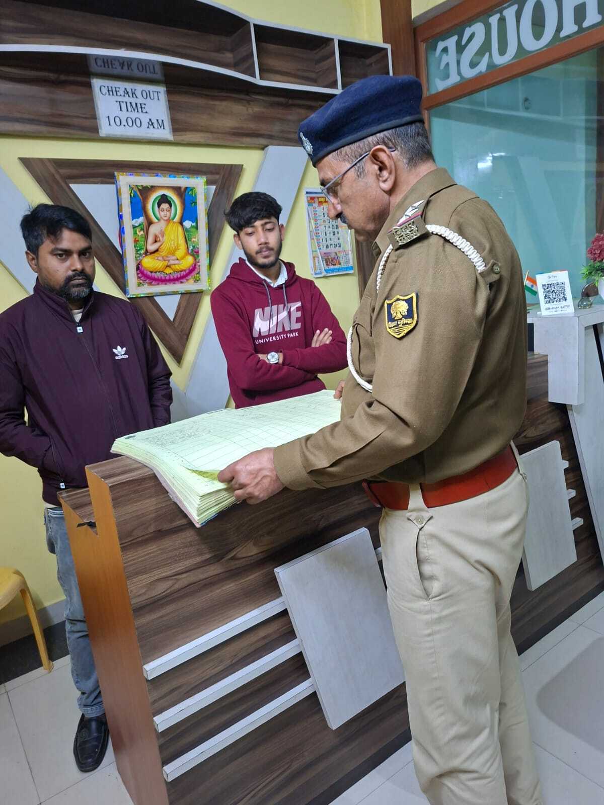 जिले के होटलों में छापेमारी, आगंतुक पंजी की जांच