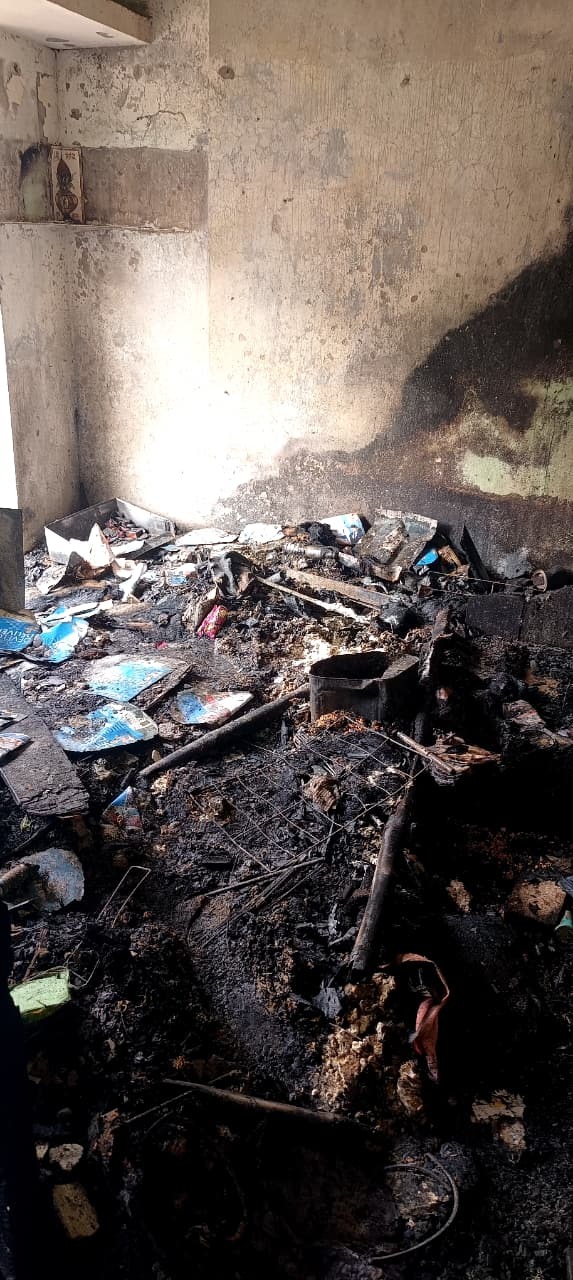 तीन लाख नगद व सात लाख का किराना सामान, कपड़ा जलकर राख