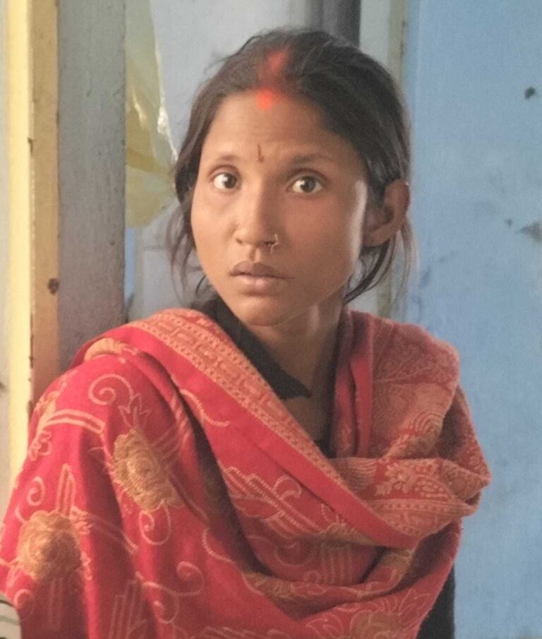 ई रिक्शा पर महिलाओं का पर्स उड़ाने में रंगे हाथ धरायी शातिर महिला चोर