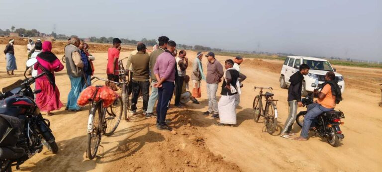 किसानों ने सड़क निर्माण कार्य को रोका