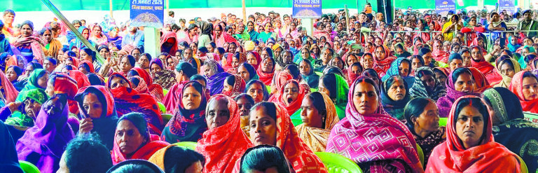 Saran News : घर की दहलीज से निकल सफल उद्यमी बन रहीं हैं महिलाएं