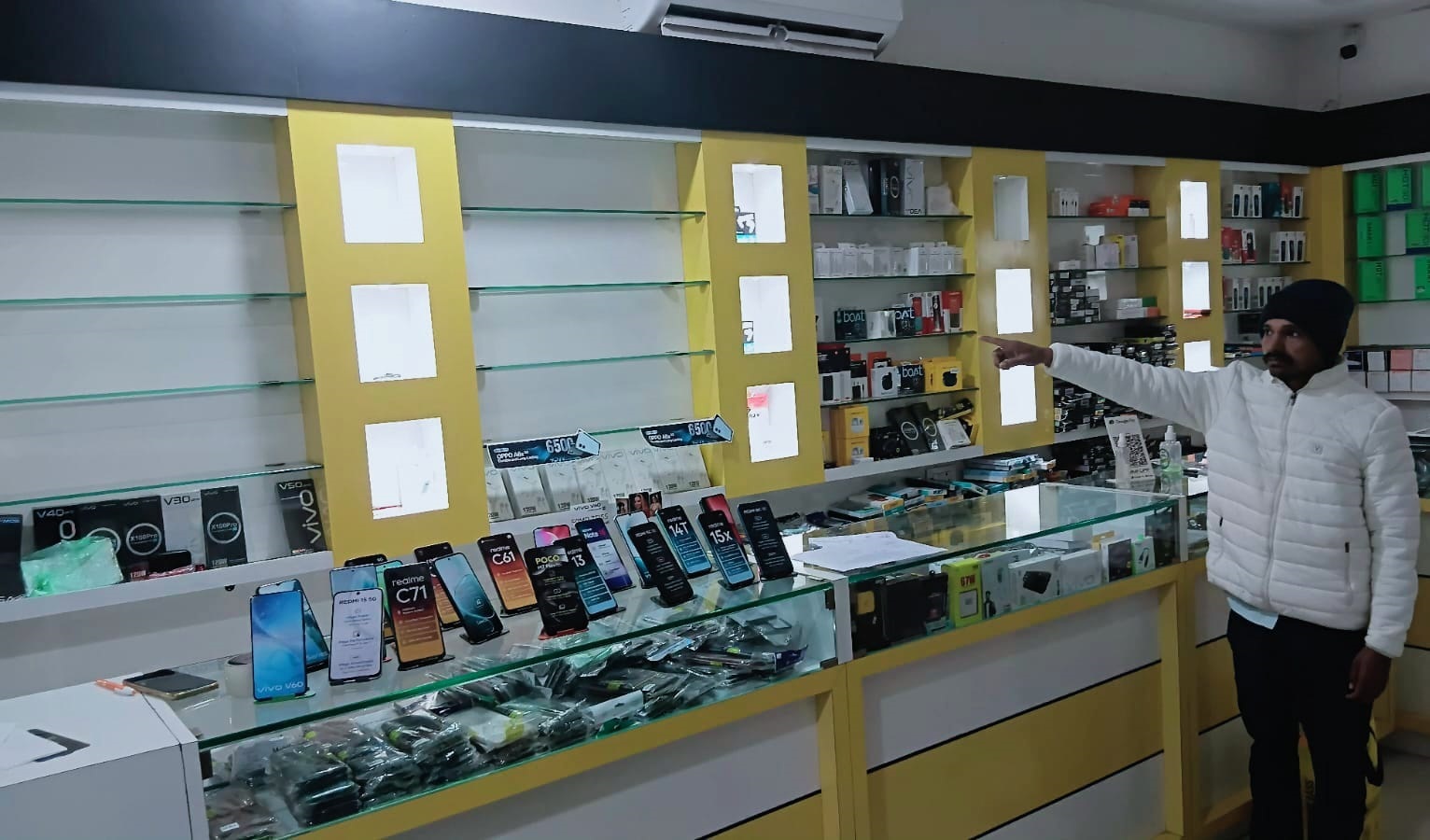 Bokaro News : कसमार में इलेक्ट्रॉनिक दुकान से 50 लाख रुपये से अधिक के मोबाइल चोरी