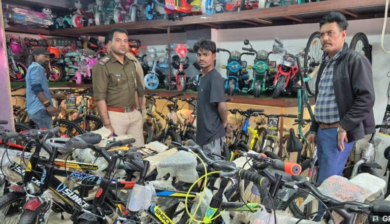 औरंगाबाद में साइकिल जांच व रिफ्लेक्टिव टेप अभियान चला