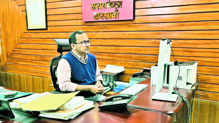 Seraikela Kharsawan News : अवैध खनन की सूचना पर शीघ्र कार्रवाई करें : उपायुक्त