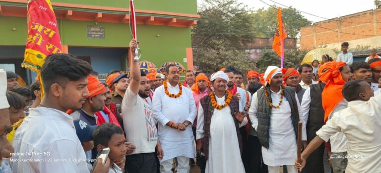 महावीरी जुलूस में दिखाये हैरतअंगेज करतब