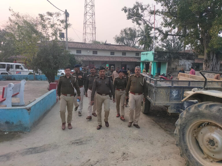 Madhubani News : सरस्वती पूजा के दौरान शांति व्यवस्था रखने के लिए किया फ्लैग मार्च