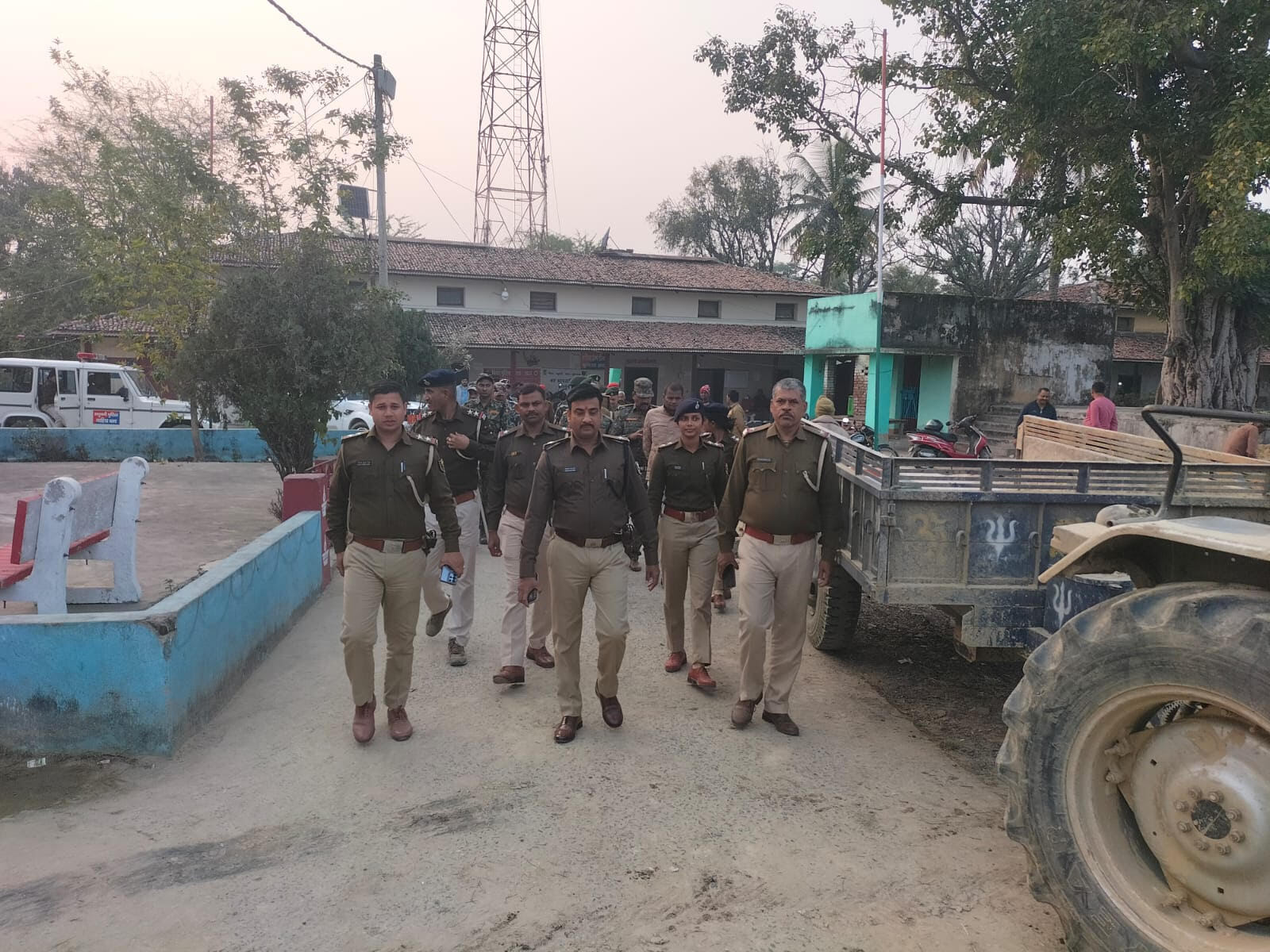 Madhubani News : सरस्वती पूजा के दौरान शांति व्यवस्था रखने के लिए किया फ्लैग मार्च