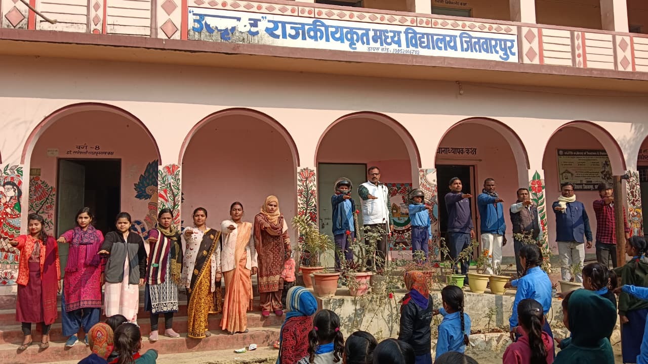 Madhubani News : विद्यालय में सड़क सुरक्षा कार्यक्रम आयोजित कर किया जागरूक