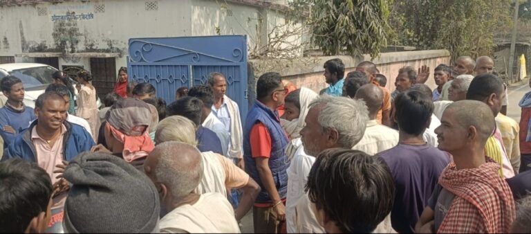 उत्क्रमित मध्य विद्यालय बिंदटोली में सरस्वती पूजा नहीं करने पर ग्रामीणों ने किया हंगामा