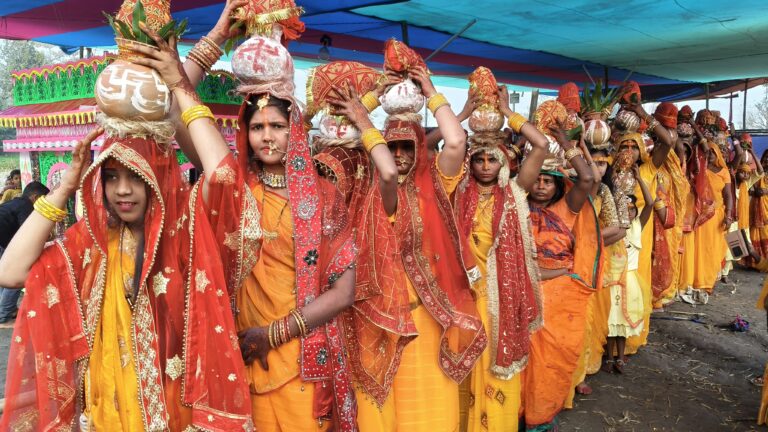 अष्टयाम शुभारंभ को लेकर निकाली गयी भव्य कलश यात्रा
