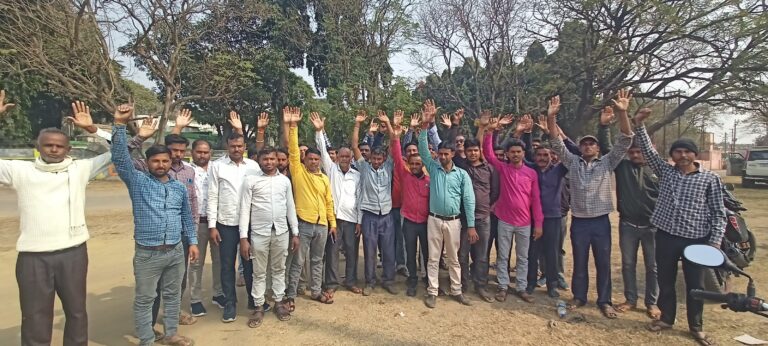डंपर चालकों ने की कोयला दुलाई चालू कराने की मांग