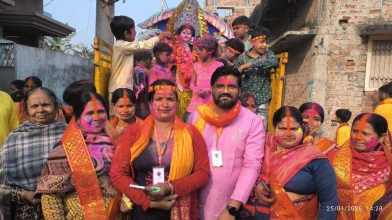 अबीर गुलाल उड़ाकर मां शारदे को दी गयी विदाई