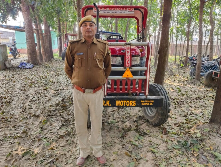 पुलिस ने बालू लदे ट्रैक्टर को किया जब्त