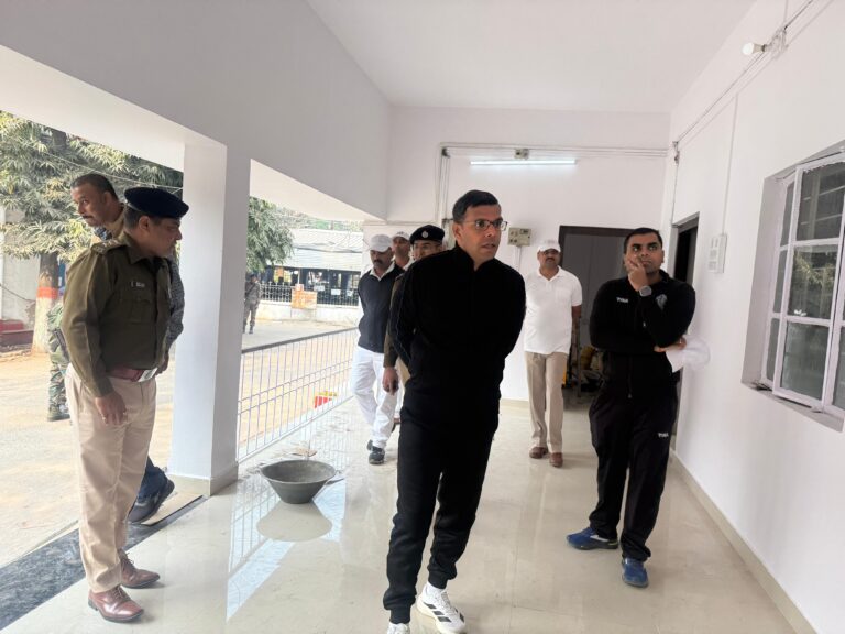 Dhanbad News: एसएसपी ने पुलिस कंट्रोल रूम का किया निरीक्षण