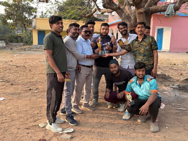 प्रशासन-एकादश को एक विकेट से हरा हाइस्कूल ने जीती ट्राॅफी