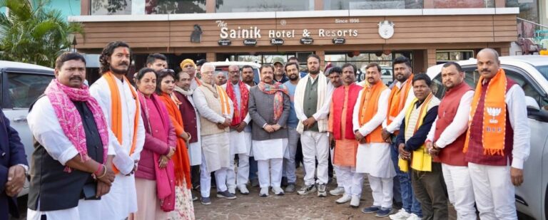 पथ निर्माण व उद्योग मंत्री का कार्यकर्ताओं ने किया स्वागत