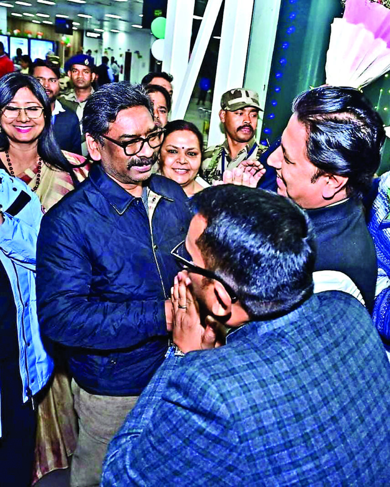 दावोस और यूके की यात्रा से लौटे हेमंत व कल्पना सोरेन