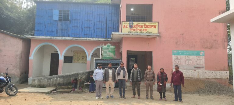चारदीवारी के अभाव में असुरक्षित हुआ उउमा विद्यालय, शराबियों का बना अड्डा