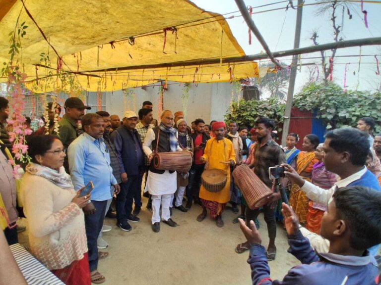 आदिवासी समुदाय के सोहराय पर्व में शामिल हुए विधायक