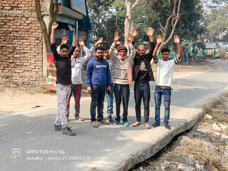 मुख्य सड़क जर्जर, किया प्रदर्शन