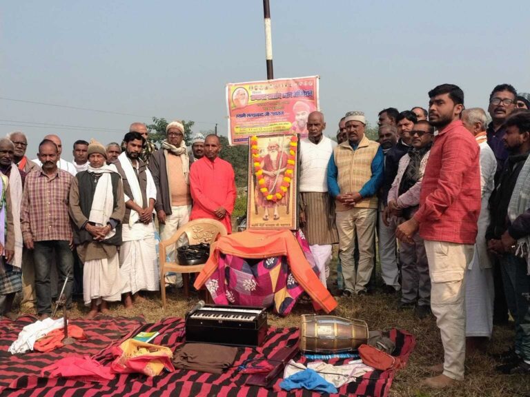सत्संग कार्यक्रम को लेकर किया ध्वजारोहण