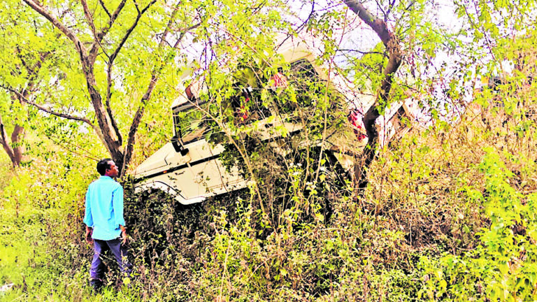 Chaibasa News : नोवामुंडी बीडीओ की गाड़ी दुर्घटनाग्रस्त, दो पेड़ों के बीच अटकी