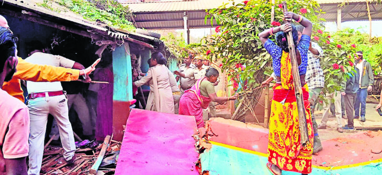 East Singhbhum News : पांच घंटे तक हंगामा और झड़प के बाद वनभूमि से हटा अतिक्रमण