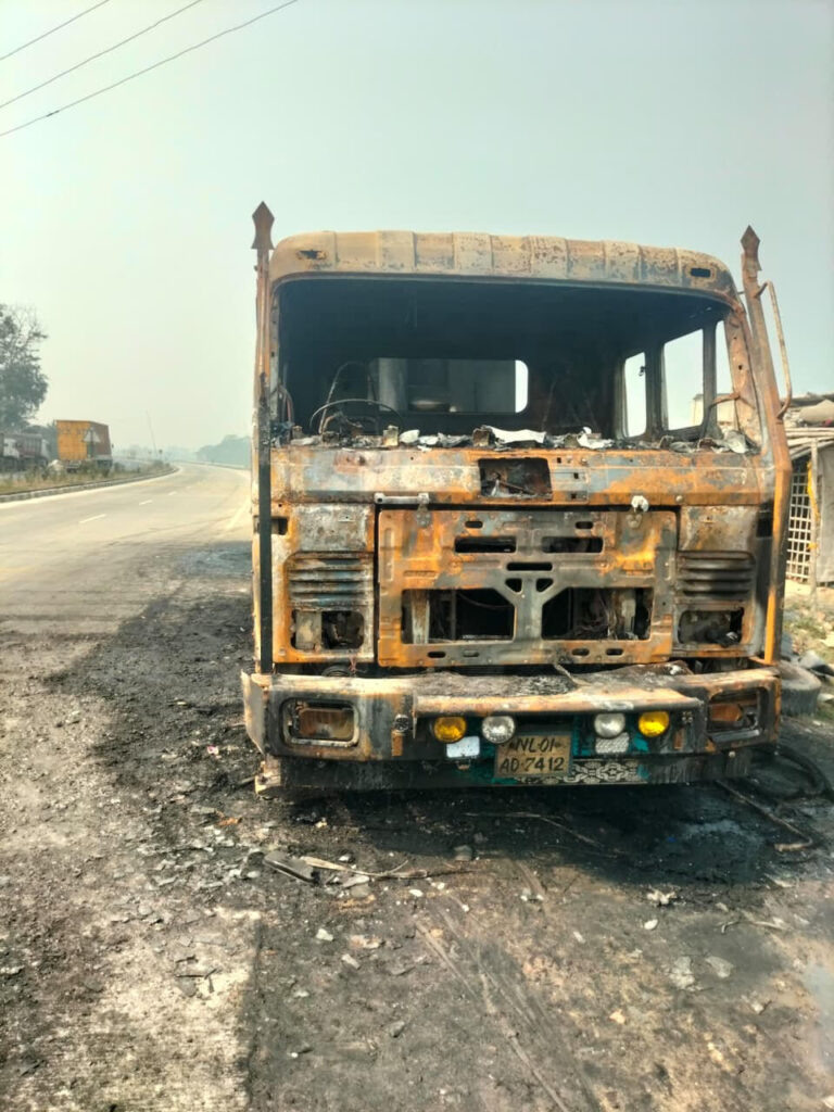 बिजली तार के संपर्क में आने से हाइवा में लगी आग