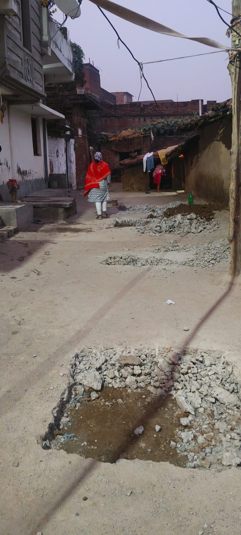 पीसीसी सड़क को किया क्षतिग्रस्त, सीओ ने जांच कर भेजा नोटिस