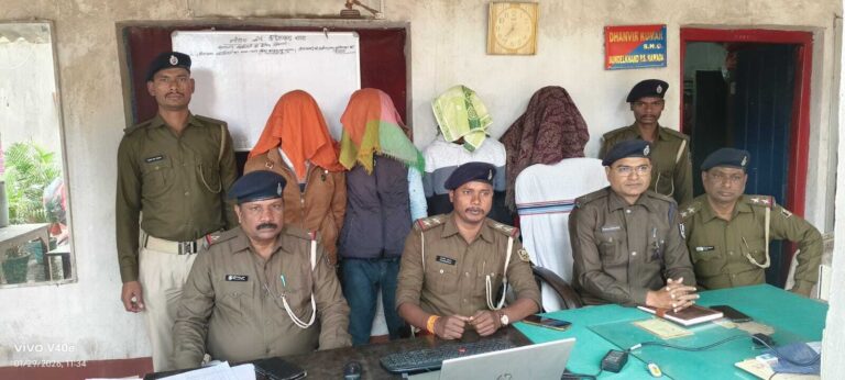 दो सगे भाइयों समेत चार शातिर चोर गिरफ्तार, तीन चोरी की बाइक बरामद तीन मास्टर चाभी एक पेचकस जब्त,गिरफ्तार बाइक चोर बुंदेलखंड के मोगलाखार मोहल्ले का रहने वाला है।