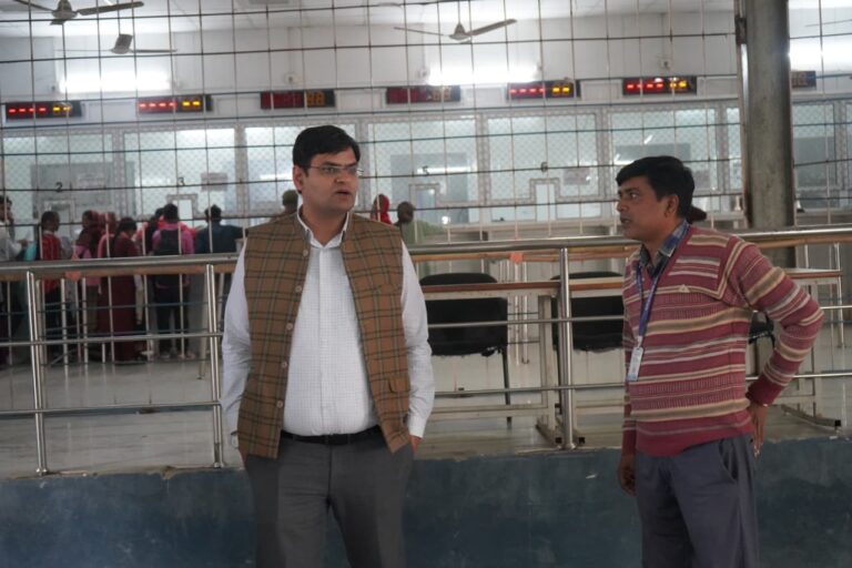 आवेदकों से करें सहयोगात्मक व्यवहार : डीएम