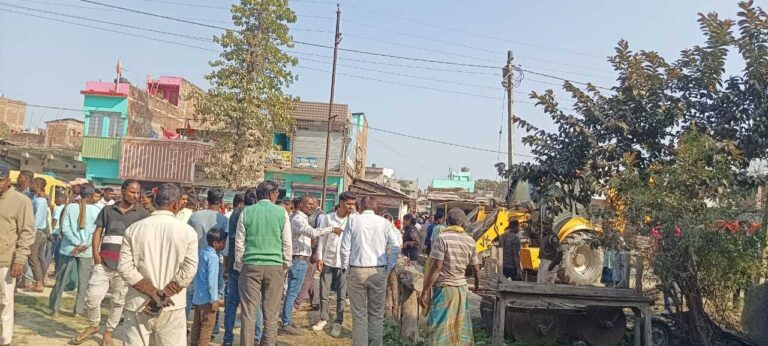 अतिक्रमण मुक्त कराने पहुंचे पुलिस बल से लोगों ने की नोंकझोंक