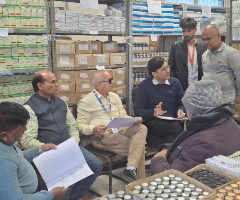 लक्ष्य टीम ने फार्मेसी का किया निरीक्षण