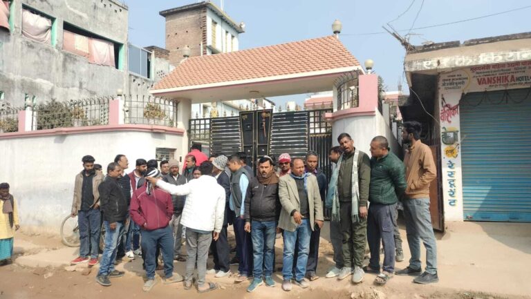सीतामढ़ी में सड़क निर्माण कार्य रोकने पर मेला रोड में बवाल, गुस्साए लोगों ने विधान पार्षद का आवास घेरा